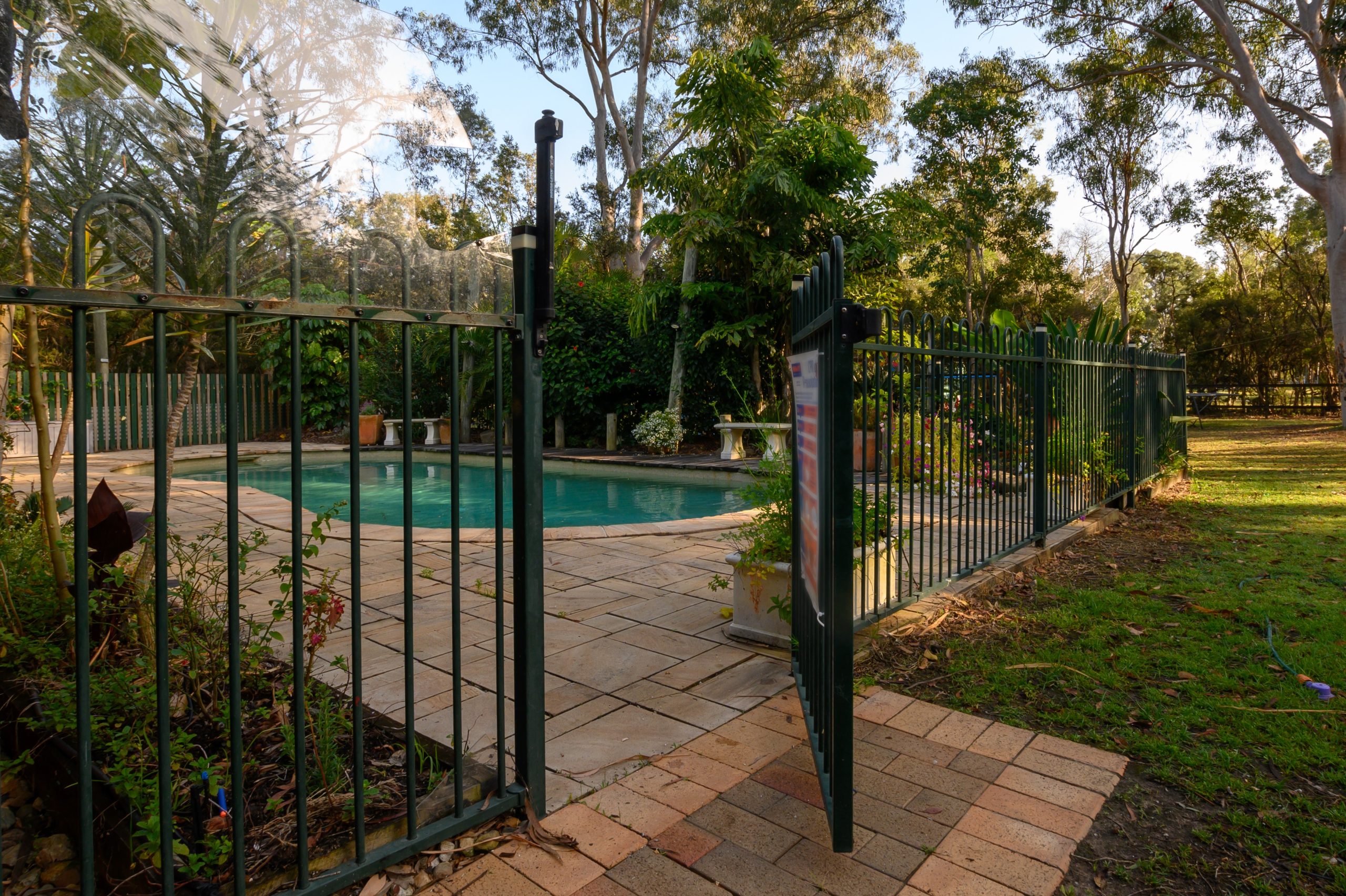 Fence-around-swimming-pool-scaled