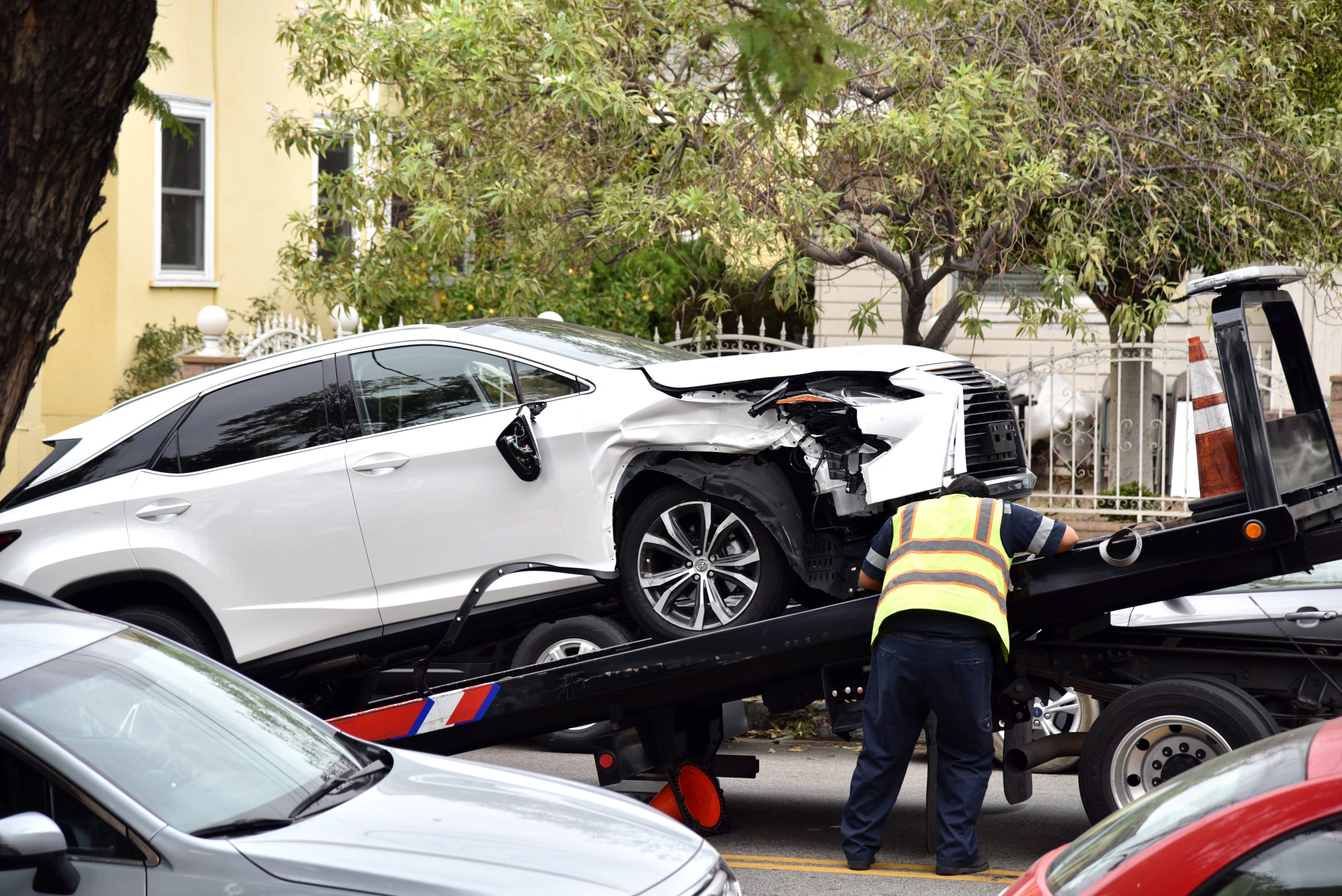 Tow-Truck-Accident-Tow-Driver-Loading-Car-scaled