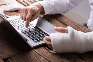 Person with broken hand typing
